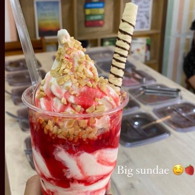 Sorvete De Baunilha + Calda De Morango Ou Chocolate + Amendoim

Copo 300ml