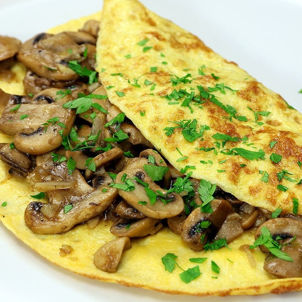 Omelete com 2 ovos, recheado de queijo e cogumelo