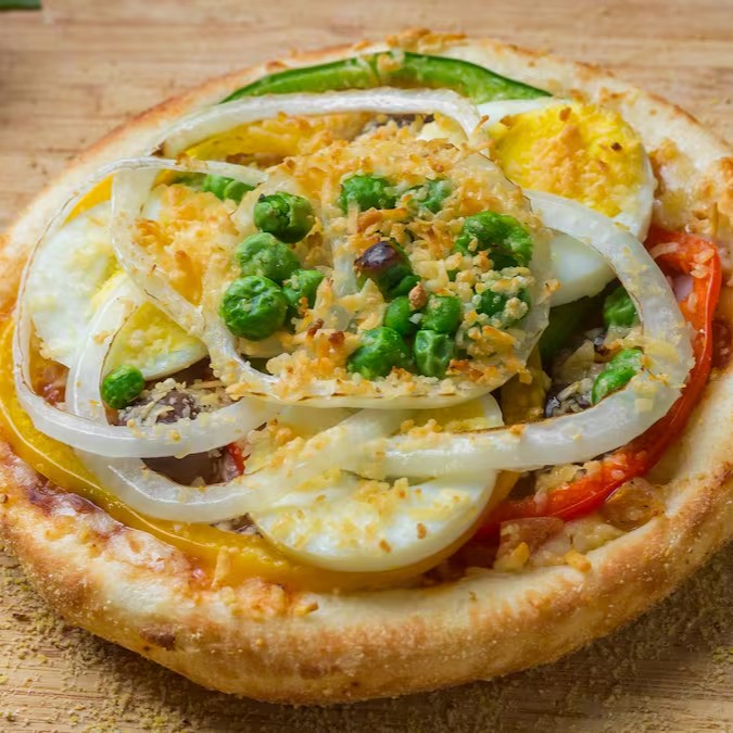 Molho pomodoro, mussarela, presunto, tomate, cebola, pimentões coloridos,  ovo, azeitonas  portuguesa, Petit Póa e azeite.