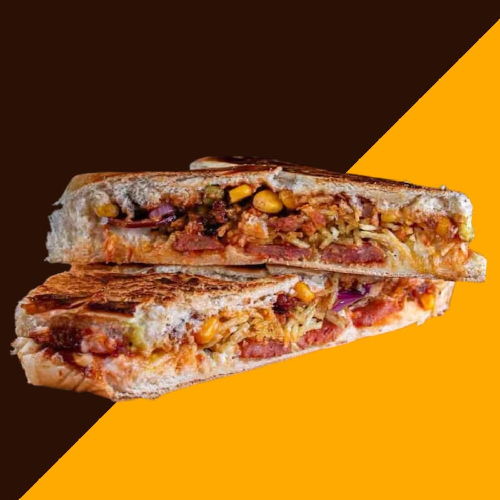 Pão, Salsicha ou Linguiça, Tomate, Cebola, Milho, Evilha, Azeitona, Ketchup, Maionese de alho, Cheddar, Catupiry , passas molhos