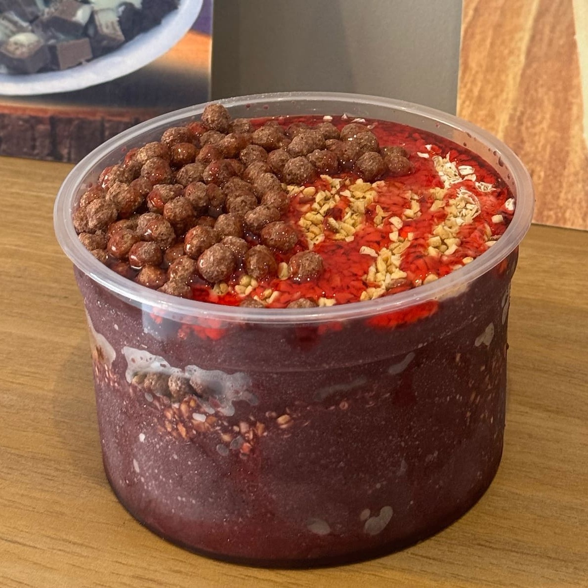 Açaí cremoso e delicioso! Obs: ao optar por complementos separados, fique atento: mesmo que selecione o mesmo complemento mais de uma vez, a quantidade enviada será a mesma da porção padrão que oferecemos no copo, ou seja, um saquinho por complemento. Caso deseje mais quantidade, é possível adicionar por um valor extra.