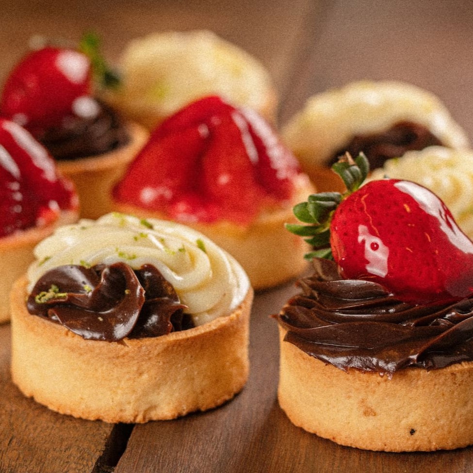 Origem as tarteletes foram criadas na frança, em meados dos anos 1970. Nessa época, um famoso chef de cozinha teria recebido o pedido inusitado da realeza de preparar mini tortas de frutas francesas para serem servidas, individualmente, a cada convidado em uma festa de gala.  Imagem ilustrativa - veja a disponibilidade de sabores nas opções.
