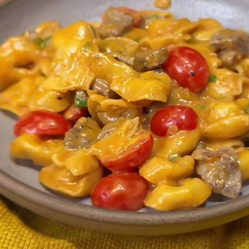Capeletti com carne e delicioso creme tomate cereja e queijo ralado por cima