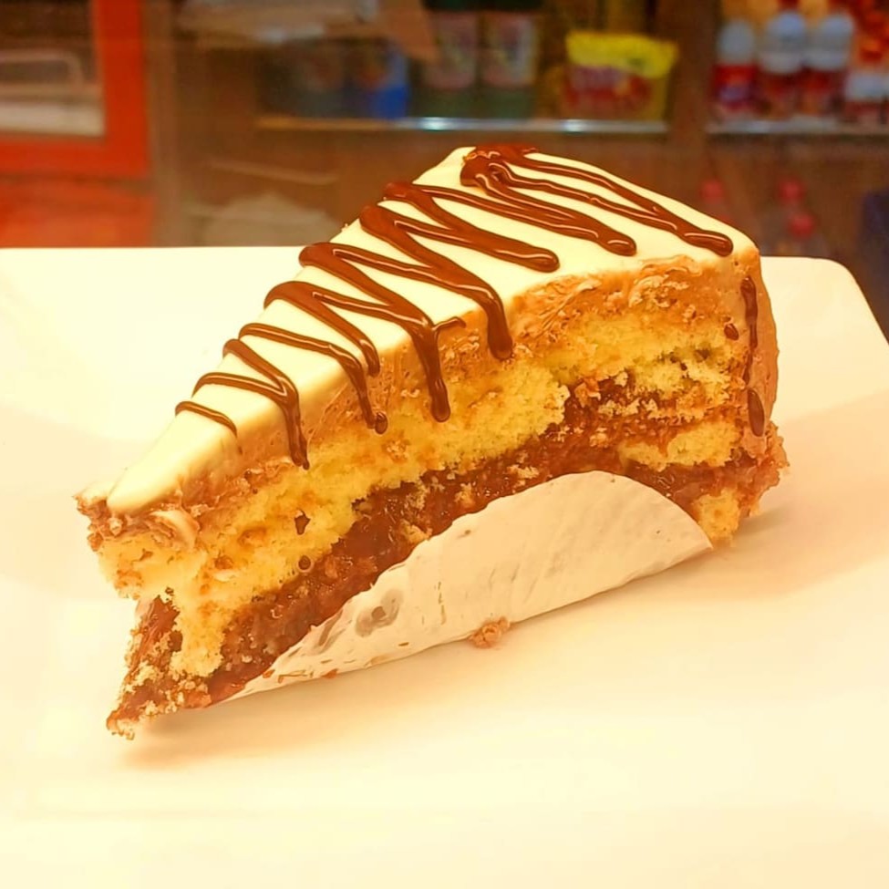 Delicie-se com a nossa Torta Fatia Recheio de Chocolate, um clássico da confeitaria de doces. Uma torta primorosamente confeccionada, apresentando uma massa macia e saborosa, complementada por um recheio generoso de chocolate. Este é um verdadeiro deleite para os amantes do chocolate, prometendo derreter na boca a cada mordida. O equilíbrio perfeito entre o doce e o amargo, proporcionando uma experiência culinária verdadeiramente inesquecível. Aproveite cada pedacinho dessa delícia, seja para uma ocasião especial ou para satisfazer aquela vontade de um doce irresistível.