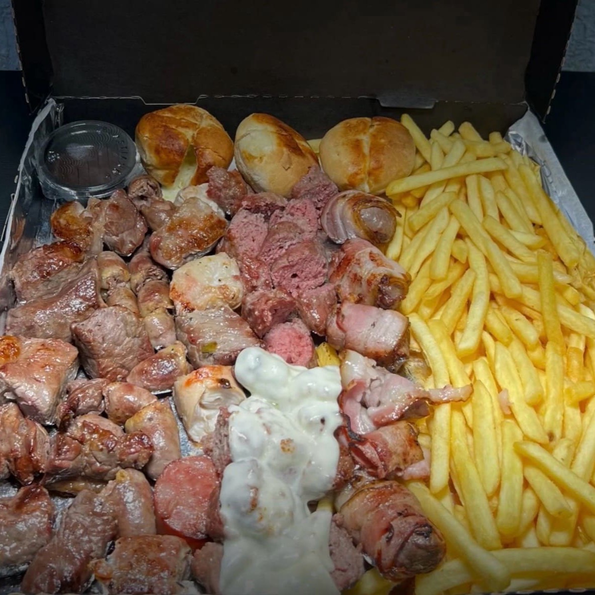 Combo Família Filé – R$159,99  Perfeito pra reunir a galera e aproveitar aquele sabor que todo mundo ama!   10 espetos da sua preferência  500g de batata frita crocante  150g de vinagrete fresquinho  150g de farofa temperada  1 refrigerante 1,5l Grátis  Um combo completo, saboroso e com tudo que você precisa pra uma refeição caprichada em família. Serve super bem até 6 pessoas!