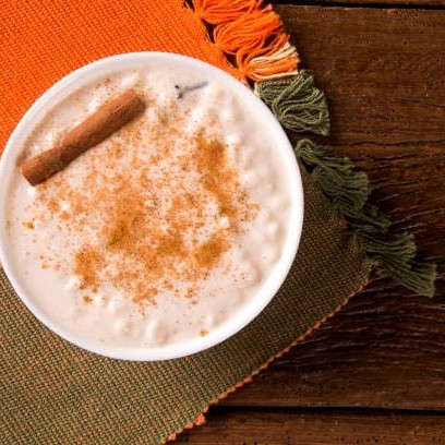 Apresentamos a nossa Canjica Doce com canela, uma iguaria emblemática. Este prato irresistivelmente delicioso ostenta a harmoniosa fusão do sabor açucarado da canjica com a pitada exótica e aromática da canela. Cada colherada promete uma experiência gustativa singular, evocando memórias afetivas da infância. É o aconchego e o sabor genuíno da comida caseira servida em um prato, ideal para aquecer suas noites. Deguste e deixe-se encantar por esta receita tradicional!