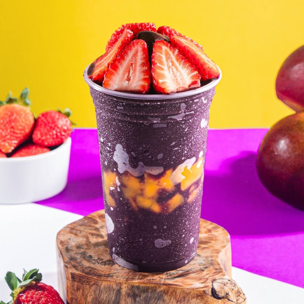 Saboreie nosso autêntico Açaí Tradicional, repleto de pedaços de frutas frescas, generosamente distribuídos no meio do copo e por cima. Este delicioso manjar é servido em um copo de 400ml, sem economia, garantindo uma experiência gastronômica inigualável. Preparado com uma receita única e inovadora, nosso açaí é cuidadosamente batido com Guaraná, proporcionando um sabor autêntico e surpreendente, que conquista todos os paladares. Além disso, oferecemos uma variedade de complementos gratuitos, para enriquecer ainda mais a sua experiência. Uma combinação saborosa e refrescante, que vai além do convencional. Experimente e surpreenda-se com nosso 'Copo 200ml Nutella', uma inovação na categoria 'Açaí Com Frutas (Pedaços)'!