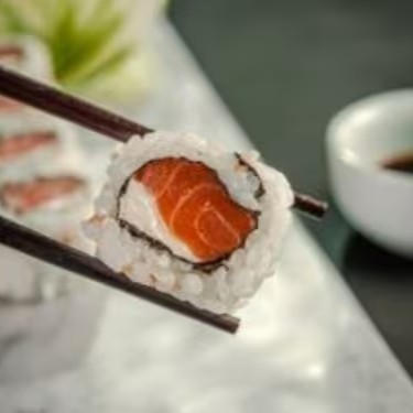 Escolha 4 porções (com 15 unidades cada) 15 opções diferentes de rolls, você escolhe, algumas porções tem acréscimo.