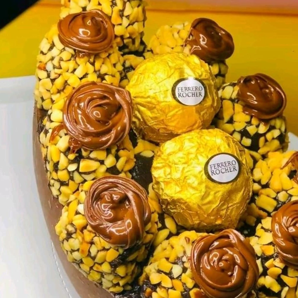 Casca de chocolate com recheio de brigadeiro,pedaço de brawnei e de enfeite brigadeiro de ferreiro e o doce ferreiro