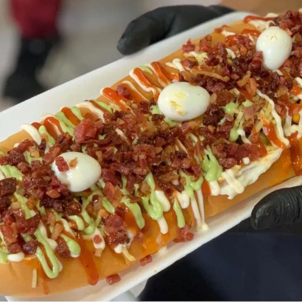 Cachorro quente de 20cm, feito com pão artesanal fresquinho, salsicha ou linguiça Sadia, e muuuuuitos acompanhamentos e molhos inclusos, para montar do seu jeito!