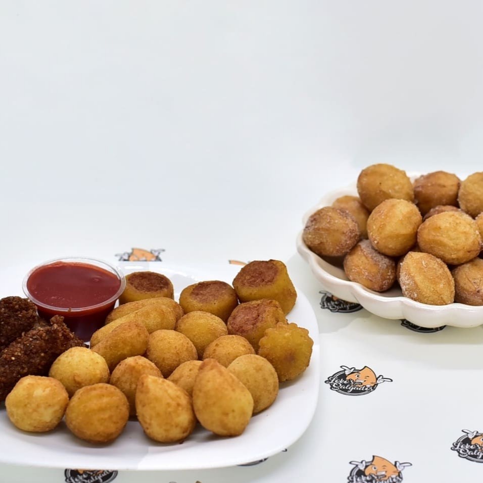 Serve até 4 pessoas  25 salgadinhos mistos+10 churros de doce de leite