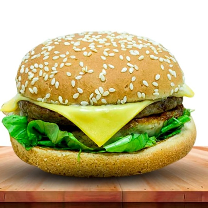Apresentamos o 'Bbburgue', uma das melhores opções de hambúrguer do . Esta maravilha gastronômica é montada com um pão sempre fresquinho, que abriga uma suculenta e saborosa carne de hambúrguer. Acrescentamos a isso uma generosa camada de queijo prato, deliciosamente derretido, e um ovo perfeitamente frito. A crocância do alface dá o toque final, junto com a nossa maionese, que traz um sabor inigualável ao conjunto. Priorizamos a alta qualidade dos nossos produtos e garantimos que o seu pedido chegará quentinho até a comodidade da sua residência. Uma experiência culinária que você não pode deixar de provar!