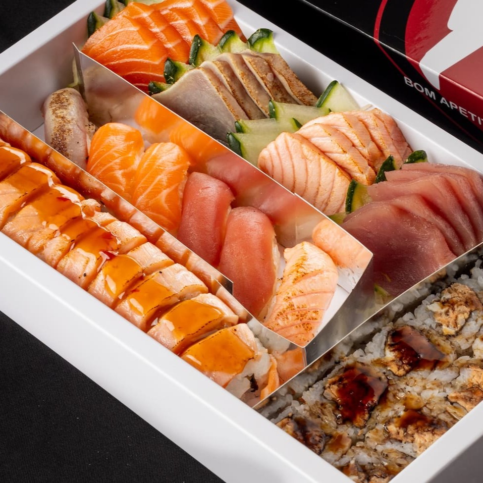 20 Sashimi: 5 salmão, 5 salmão selado, 5 atum, 5 atum selado / nigiri: 2 salmão, 1 salmão selado, 2 atum, 1 atum selado / makimonos: 8 peças salmão brülée, 8 peças salmão skin com cream cheese + 60 ml de shoyu - sem trocas