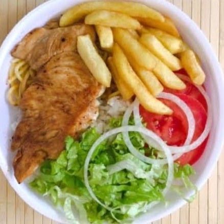 Frango grelhado, arroz, feijão, macarrão, salada de legumes e alface e farofa