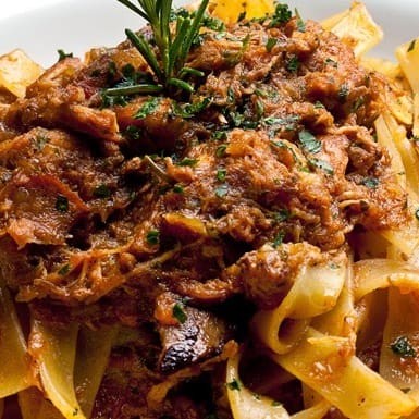 Delicioso cupim desfiado gratinado acompanhado da massa a sua escolha com molho artesanal.