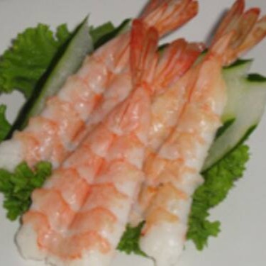 Delicadas fatias de camarão fresco, cuidadosamente preparadas para preservar sua textura macia e sabor adocicado natural. Esse sashimi traz a leveza e o frescor do mar em cada pedaço, oferecendo uma experiência suave e saborosa. Ideal para quem aprecia frutos do mar com toque delicado, é uma opção elegante e refrescante dentro da culinária japonesa, perfeita para harmonizar com diferentes acompanhamentos.