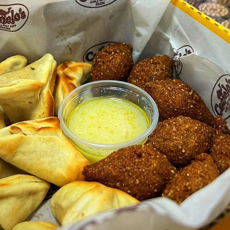 4 Kibes de Carne + 4 Kibes de Requeijão + 4 Esfiha de Carne  Acompanha Molho de Alho Especial da Casa  *Tamanho Petisco   **Imagem ilustrativa  #tags: salgadinho - petisco - comida - árabe - habib - esfirra - aniversário - comemoração - evento