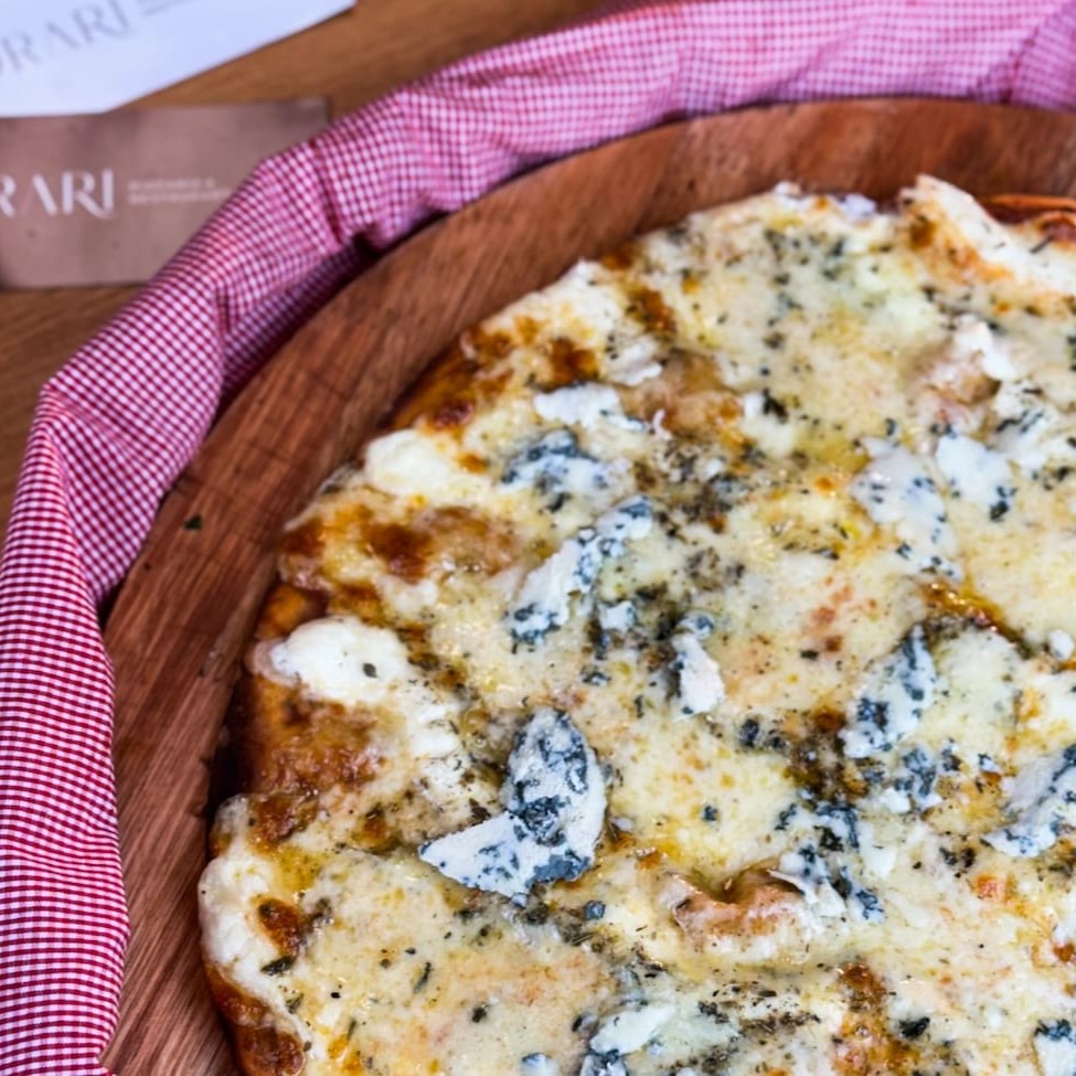 Molho da casa, mussarela, parmesão, provolone, catupiry e gorgonzola e orégano.