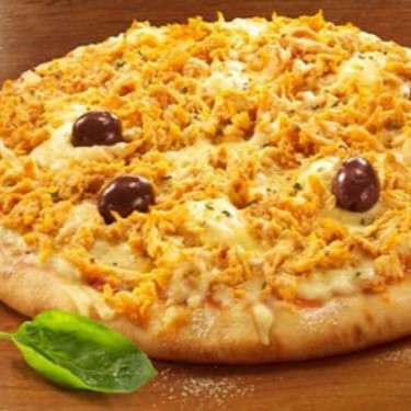 Massa caseira artesanal, molho caseiro, mussarela, frango, tomate , cebola, azeitona e oregano.  *Sem borda*