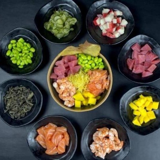 Você é o Chef! Base de arroz japonês + 1 proteína + 3 acompanhamentos + 1 molho. Atenção! Dependendo dos insumos escolhidos, o poke pode não atingir a gramatura esperada. Escolha conforme sua preferência! Lembrando que alguns sabores podem conter acréscimos.