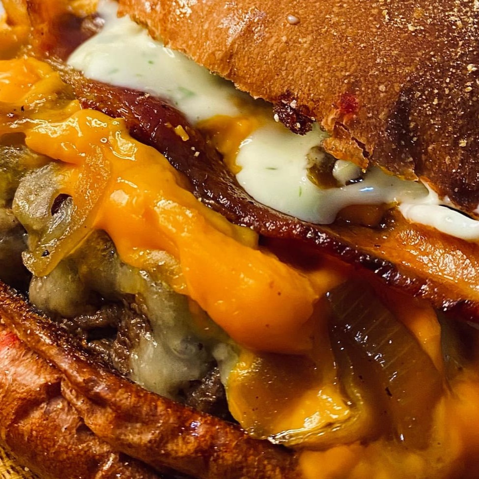 Blend bovino da casa com 180g, queijo Gratinado, Bacon crocante , cheddar cremoso, cebola Caramelizada, e maionese Temperada da Casa no Pão Artesanal.