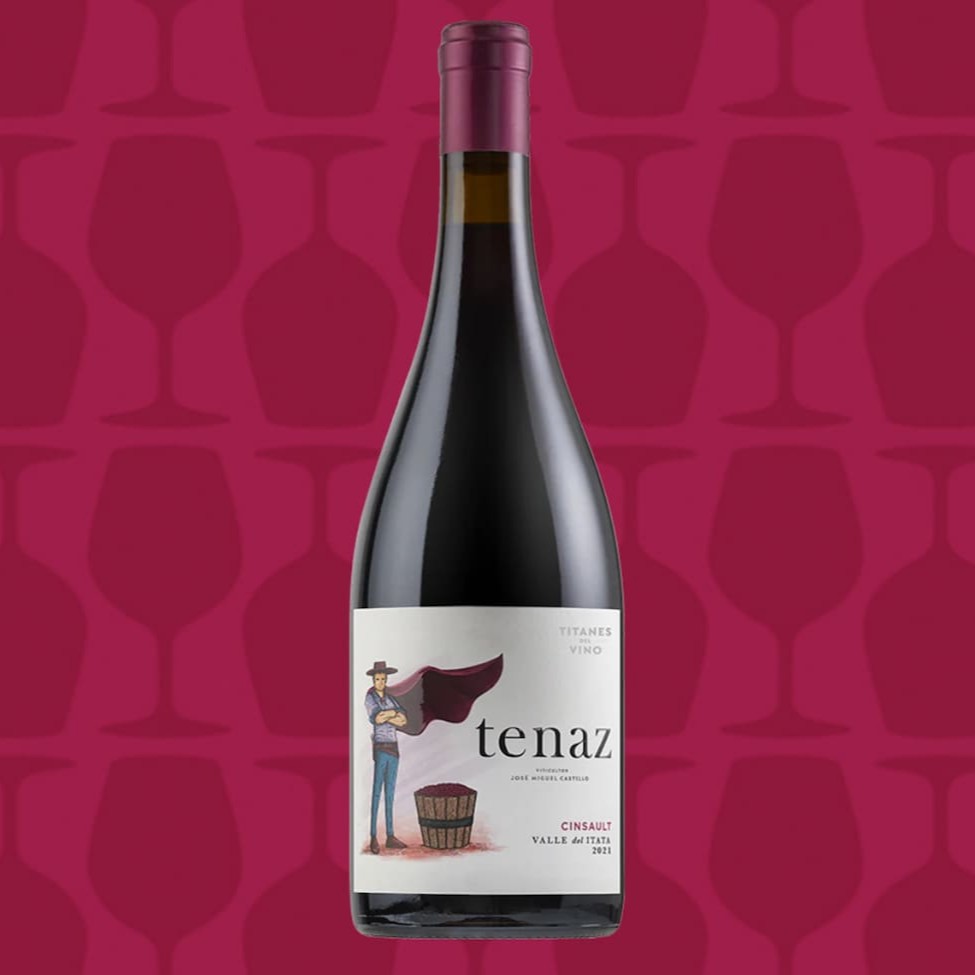 Titanes del Vino é um projeto inspirado em pequenos viticultores que hoje são os guardiões dos vinhedos ancestrais, verdadeiros tesouros que a terra nos entrega.   Este vinho tinto chileno é produzido com as uvas Cinsault, que se destacam por seu sabor intenso, frutado e suave. Seu aroma único e complexo é resultado de um processo de envelhecimento em barricas de carvalho francês.