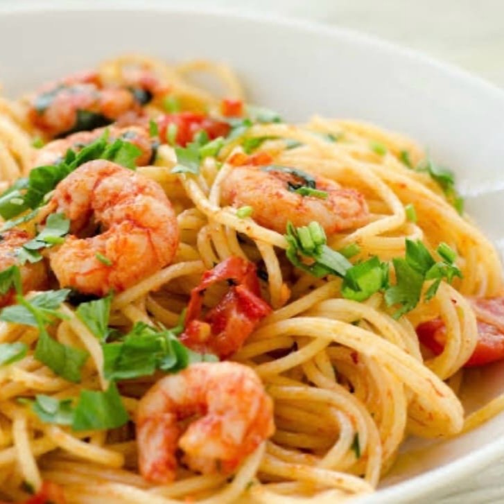 750 gramas de espaguete, camarão ao molho coberto com queijo parmesão