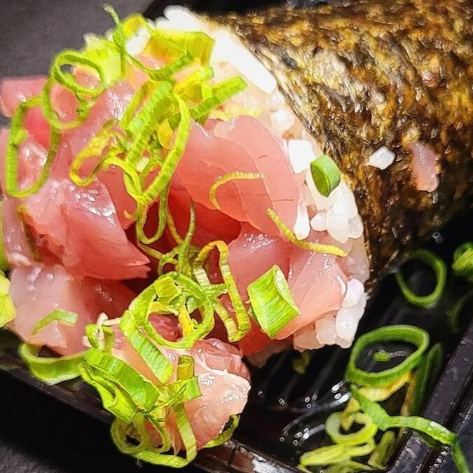 Temaki de arroz, cebolinha, gergelim e atum e cream cheese


Temaki recheado com arroz temperado, atum fresco, cream cheese, cebolinha e um toque de gergelim. Cremoso, saboroso e equilibrado, é uma opção perfeita para quem ama o sabor do atum com um toque especial.