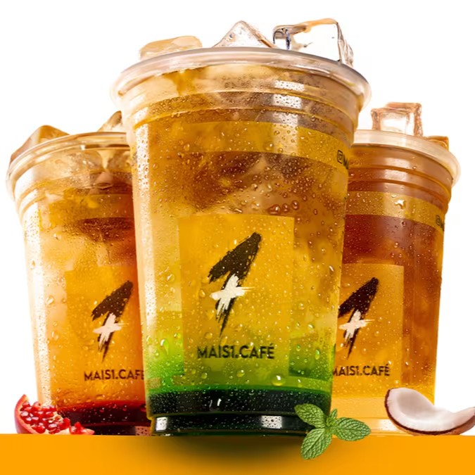 Deguste o 'Espresso Tonic', uma bebida refrescante que proporciona uma experiência sensorial única. Escolha entre os sabores de coco, menta, gengibre ou granadine, e sinta a refrescância contrastando com a dose dupla de café espresso, resultando em uma mistura audaciosa e exótica. A Tônica adiciona um toque efervescente, tornando esta bebida uma escolha perfeita para quem busca algo refrescante e revigorante. Experimente essa delícia, é uma jornada de sabores que vai além do ordinário.