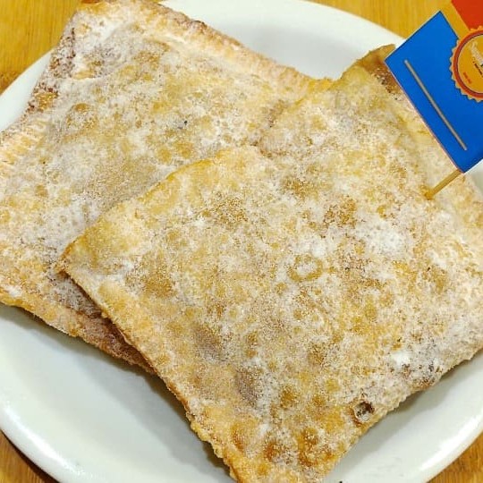 Mini pastel recheado com carne moída de 1 polvilhado no açúcar