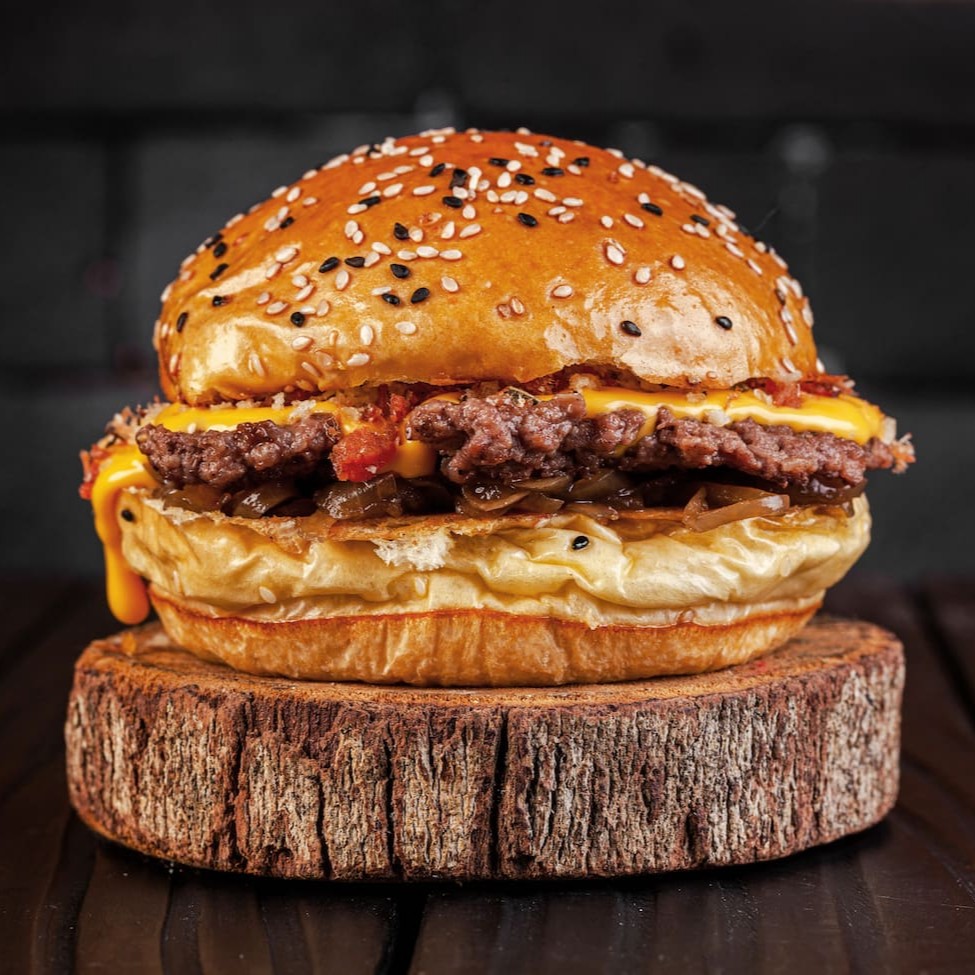 Pão brioche, carne smash 80g, creme de cheddar Fire House, farofa de bacon e cebola caramelizada.