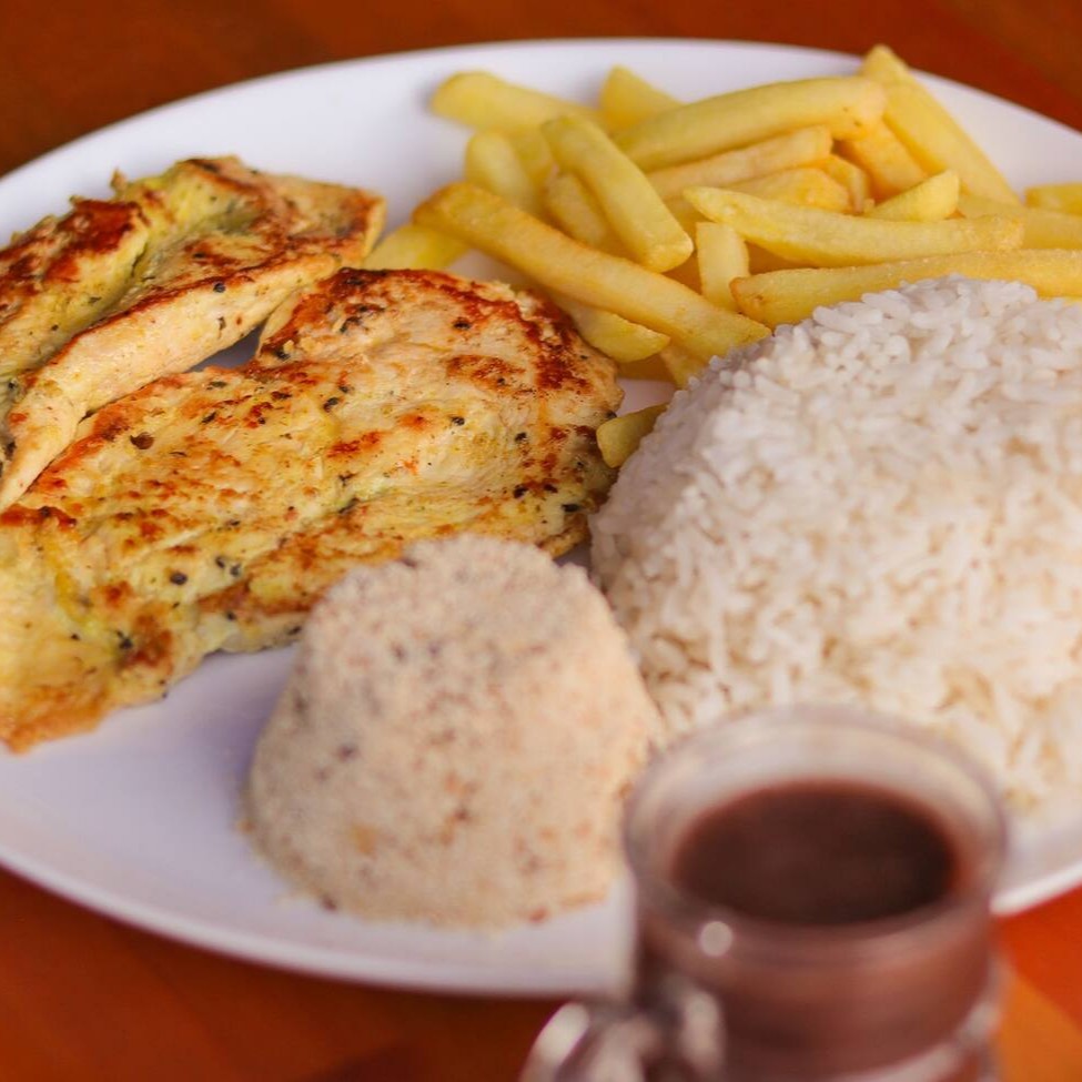 Marmita executiva acompanha: arroz branco, feijão preto, farofa, batata frita e salada de alface com tomate e cebola.