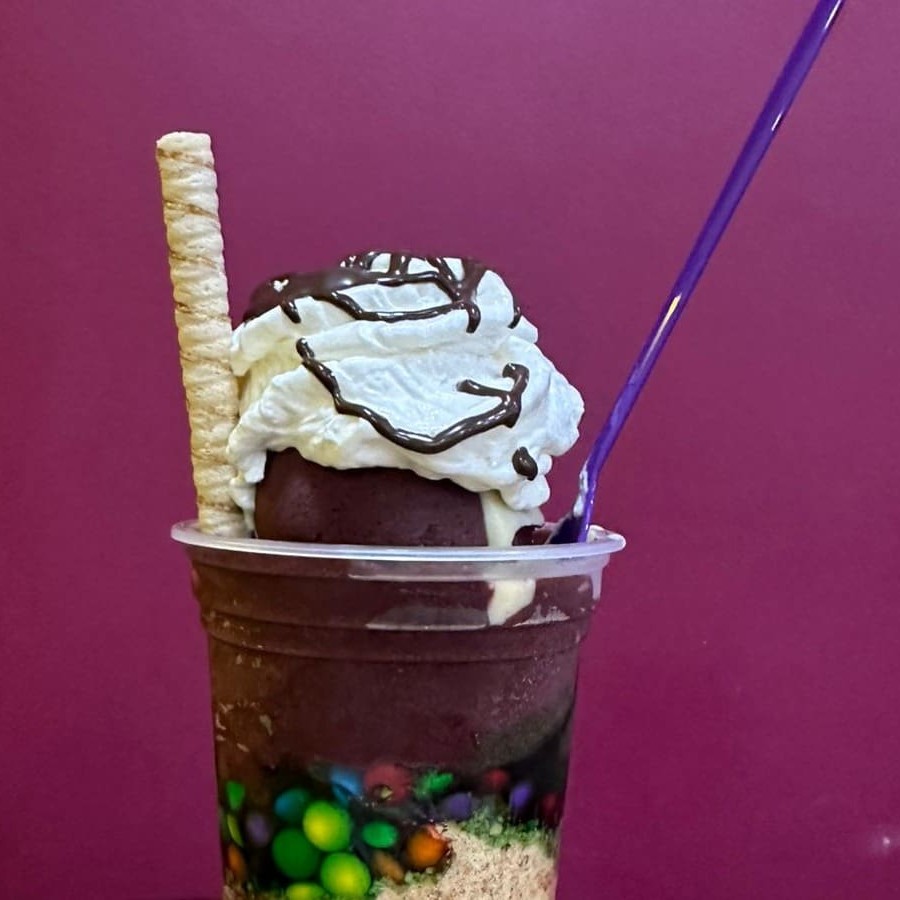 Copo de Açaí 440ml, montado do jeito que você quiser!, inclusive com frutas, sorvetes, caldas, Chantilly, Nutella e todos os complementos Grátis, Super cremoso, geladinho e entregue com rapidez no conforto da sua casa.