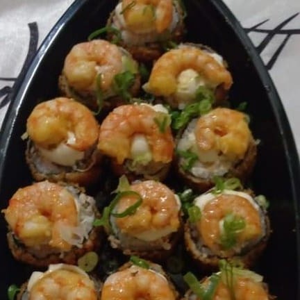 20 unidades hot especial - Enrolado de arroz na alga, salmão, creme cheese, cebolinha, frita na panko, com camarão em cima.