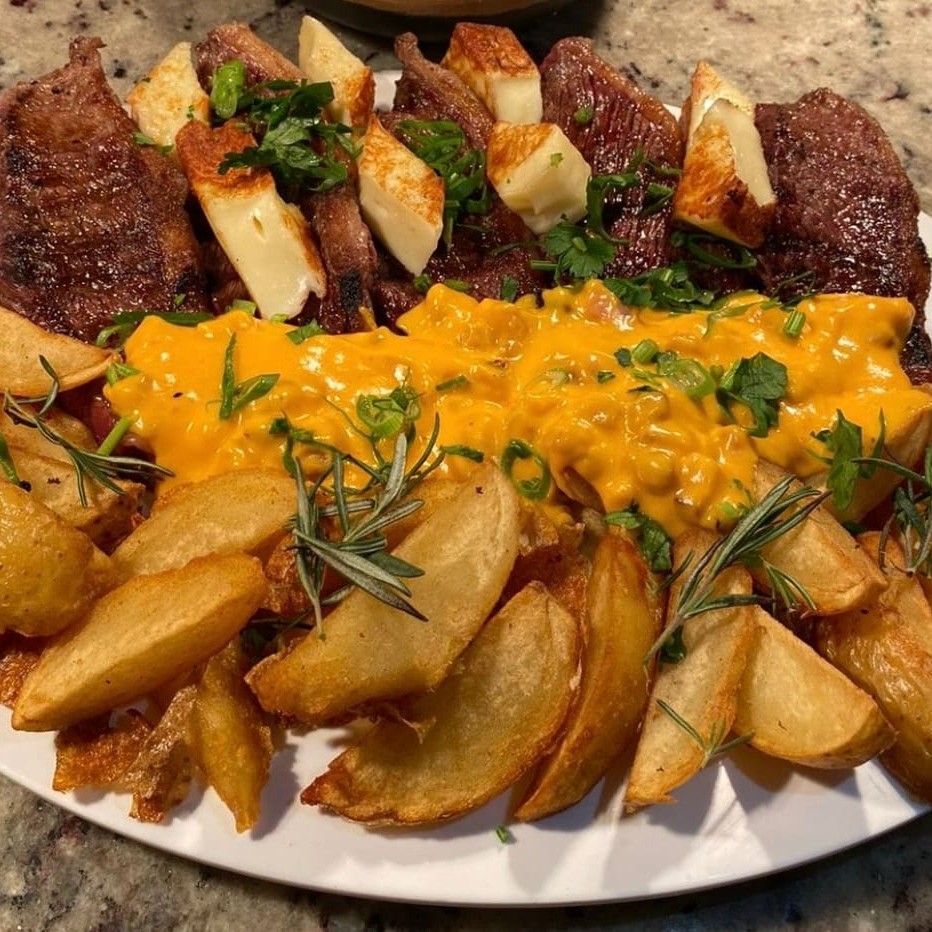 Experimente nossa picanha grelhada, macia e suculenta, acompanhada de queijo coalho e bacon crocante com molho cheddar cremoso. Complemente com arroz à Piamontese, e uma farofa brasileira caseira, saborosa e crocante. Uma combinação perfeita de sabores e texturas!