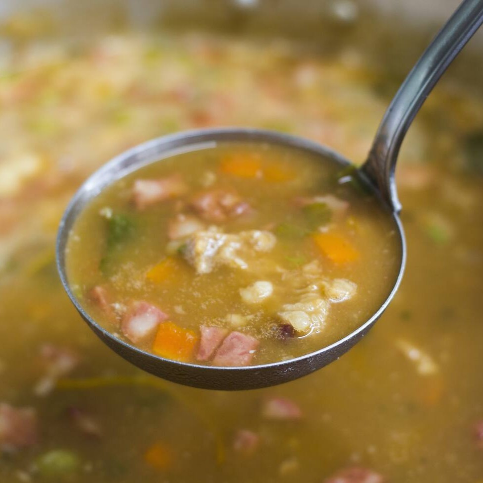 Deguste o autêntico e tradicional caldo de mocotó, diretamente inspirado nos botecos brasileiros, agora na versão 'Santo Caldo'. Este caldo é cuidadosamente cozido com legumes frescos, feijão nutritivo e uma seleção especial de especiarias da nossa cozinha, proporcionando um sabor inigualável. A porção está pronta para o consumo, trazendo praticidade ao seu Dia a Dia. Além disso, o pote de 500ml pode ser aquecido diretamente no microondas, facilitando ainda mais o seu preparo. Uma opção rica e saborosa para aquecer suas noites!