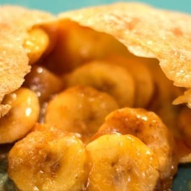 Banana corta em rodelas com açúcar e canela.