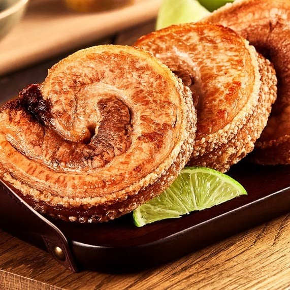 Crocante por fora, macio por dentro, e servido com a especial Farofa do Chef, preparada com ingredientes selecionados para realçar ainda mais os sabores dessa delícia irresistível.