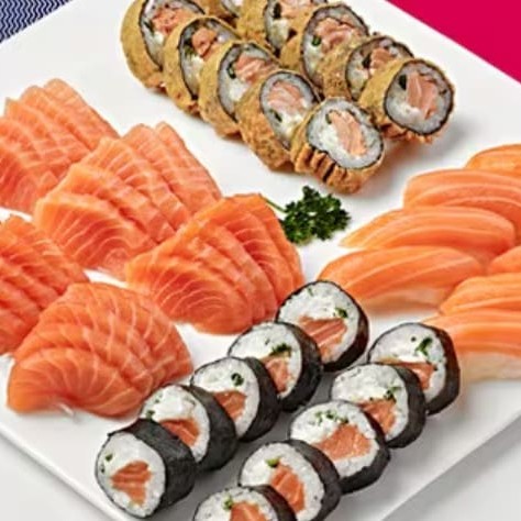 30 sashimis + 8 sushis + 10 filadélfias (salmão, cebolinha e cream cheese) + 10 hots. (58 peças)