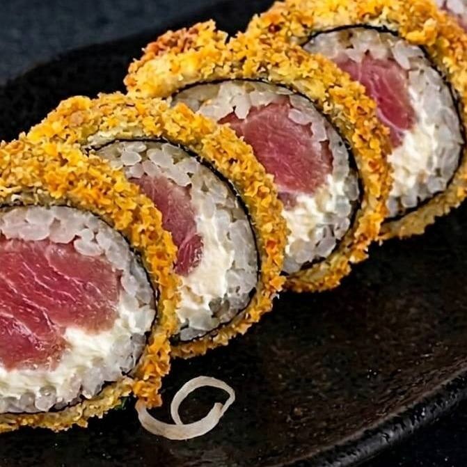 Alga empanada na massa de tempura e farinha panko, arroz japones, atum e cream chesse