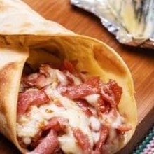 Massa crocante, molho de tomate, calabresa, queijo, um toque especial de gorgonzola e oregano.