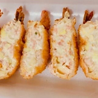 Camarão recreado com salmão,crean cheese e alho poro (6 unidades)