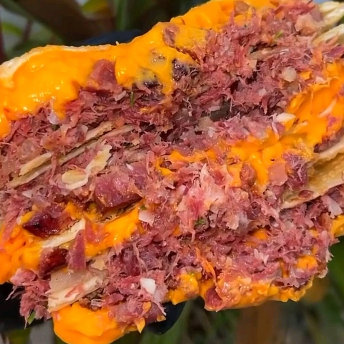 Carne seca desfiada com cheddar cremoso e bacon em cubos