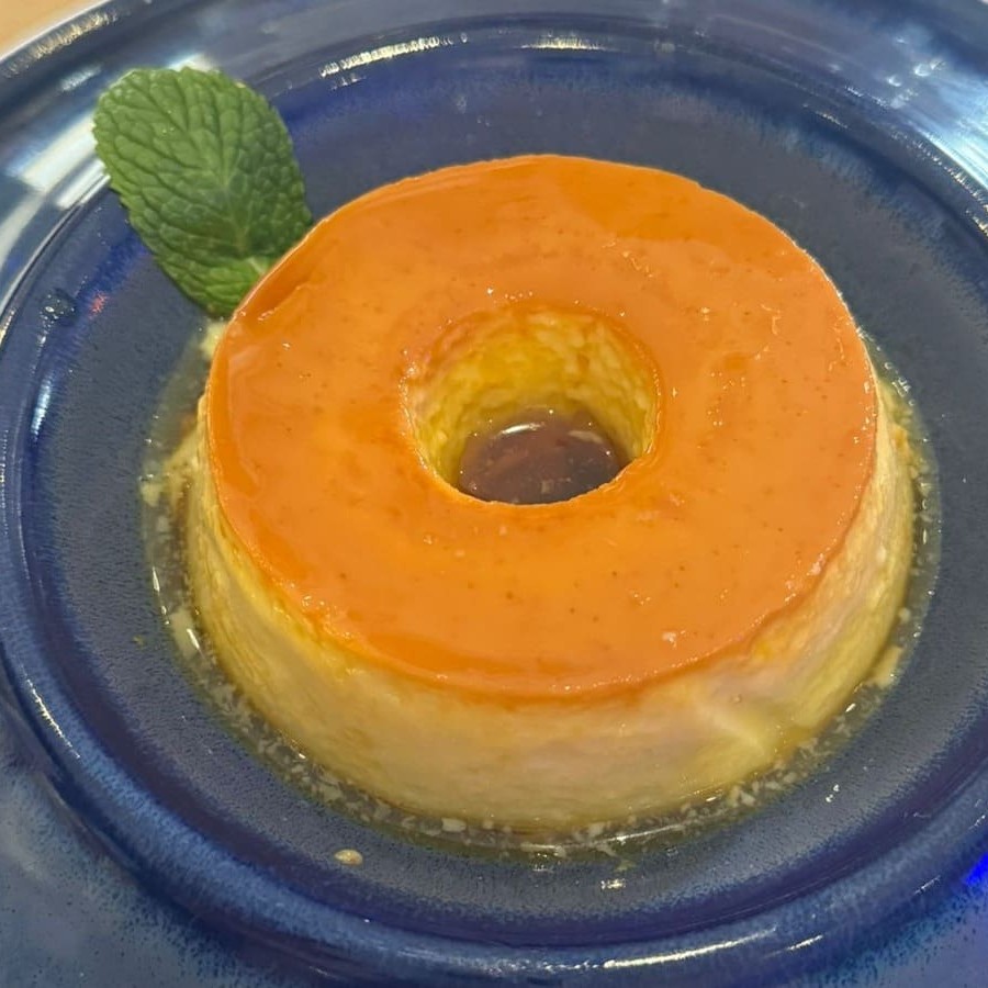 Pudim de creme italiano com baunilha, banhados em geleia de frutas vermelhas.