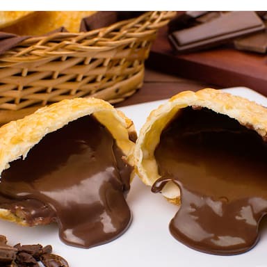 Saboreie o pastel de Nutella, uma escolha deliciosa e rica que combina a famosa pasta de avelã com a crocância do pastel, perfeito para os amantes de chocolate.