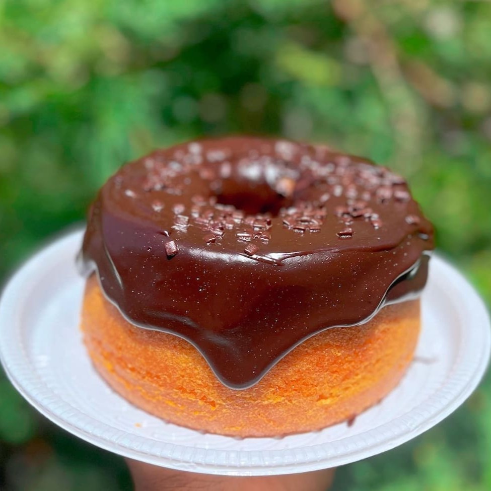 Um delicioso bolo de cenoura com cobertura de chocolate . Serve até 10 pessoas