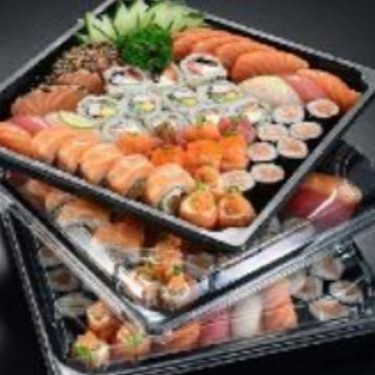 1 yakisoba de frango (G) + 2 harumak de chocolate + 10 hot Skin + refri lata