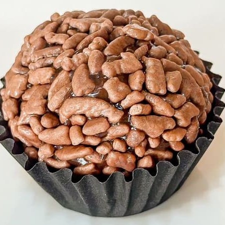 Deliciosa massa de chocolate feito com chocolate 50% e coberto com granulados crocantes.   --------------- Com base do nosso Bendito Brownie recheada com brigadeiro cremoso de Ninho e finalizada com granulado em flocos e Kinder Bueno!  ----------------- bolo ,  tortanopote ,  morango , cenoura , chocolate ,  taxagratis ,  promoção , doce , sobremesa ,  bolocaseiro ,  delivery ,  confeitaria , cafeteria , mousse , brigafeiro , doce , brownie , churros , copo da felicidade , brigadeiro , entregarapida , combo , doceria ,  gostoso , fatiabrownie , kinderbueno