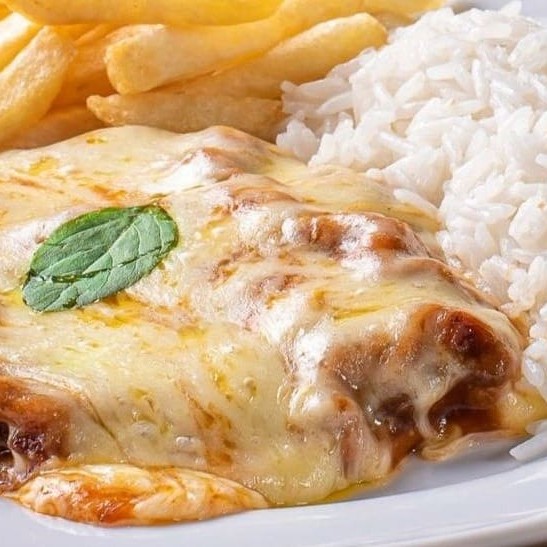 Uma deliciosa Picanha Maturatta com uma generosa camada de queijo mussarela com molho de tomate por cima derretendo toda camada de queijo, deixando este prato ainda mais gostoso. Refeição composta por arroz branco, feijão preto, farofa da casa mais uma guarnição a escolher.