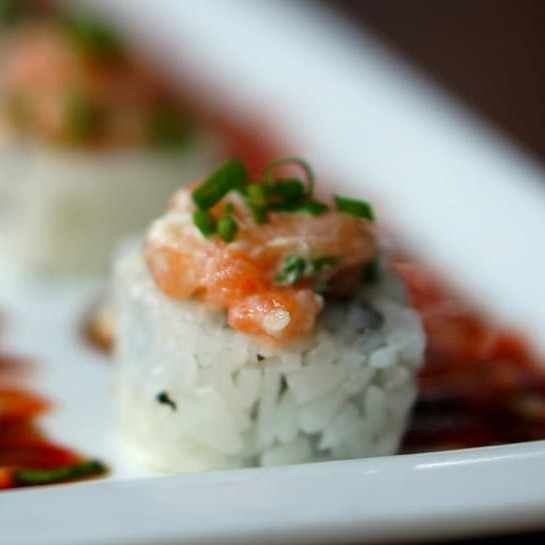 Arroz, salmão e cream cheese, finalizado com tartar de salmão.